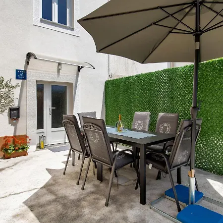 By Interhome Ferienhaus Barbat na Rabu